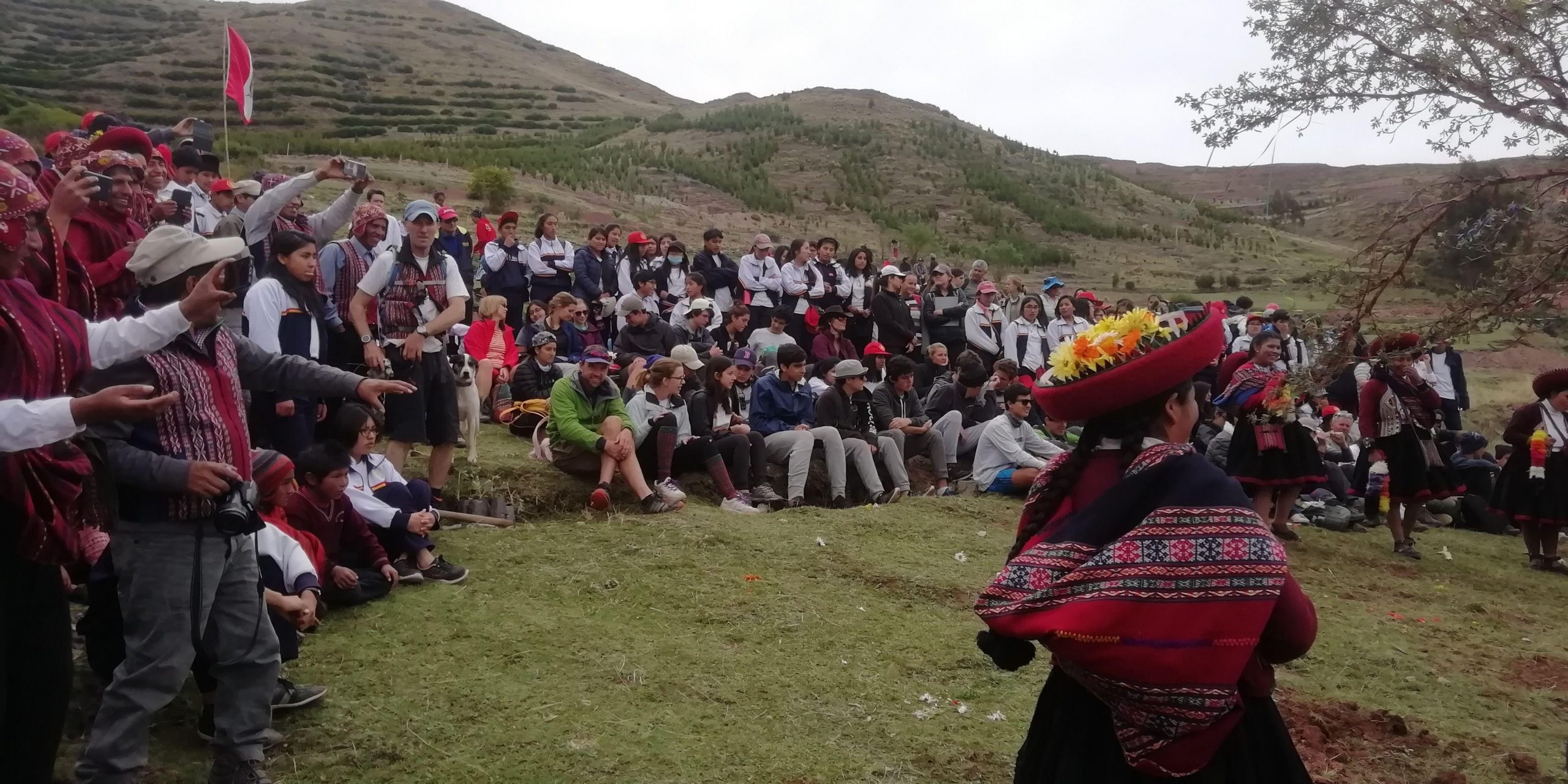 100 alumnos del COAR Cuzco se unieron a los alumnos de S4 para plantar 10,000 árboles en la zona de Piuray